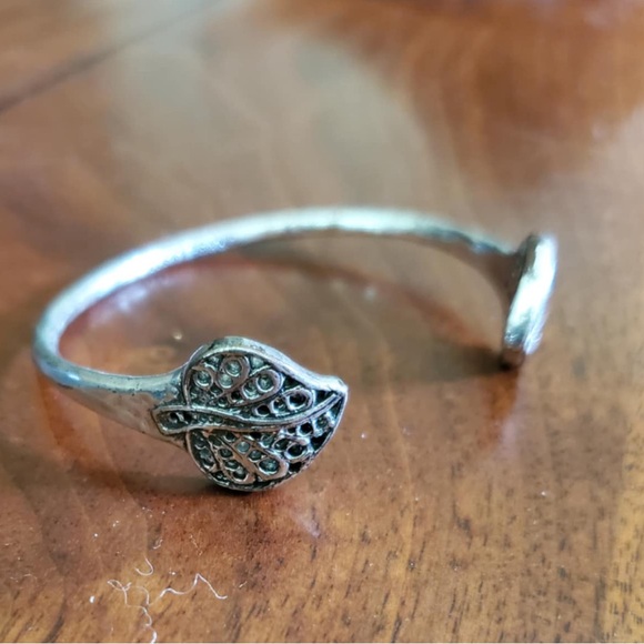 Lucky Brand Hammered Silver Tone Metal Scrolled Leaf Bangle! EUC - Picture 1 of 5